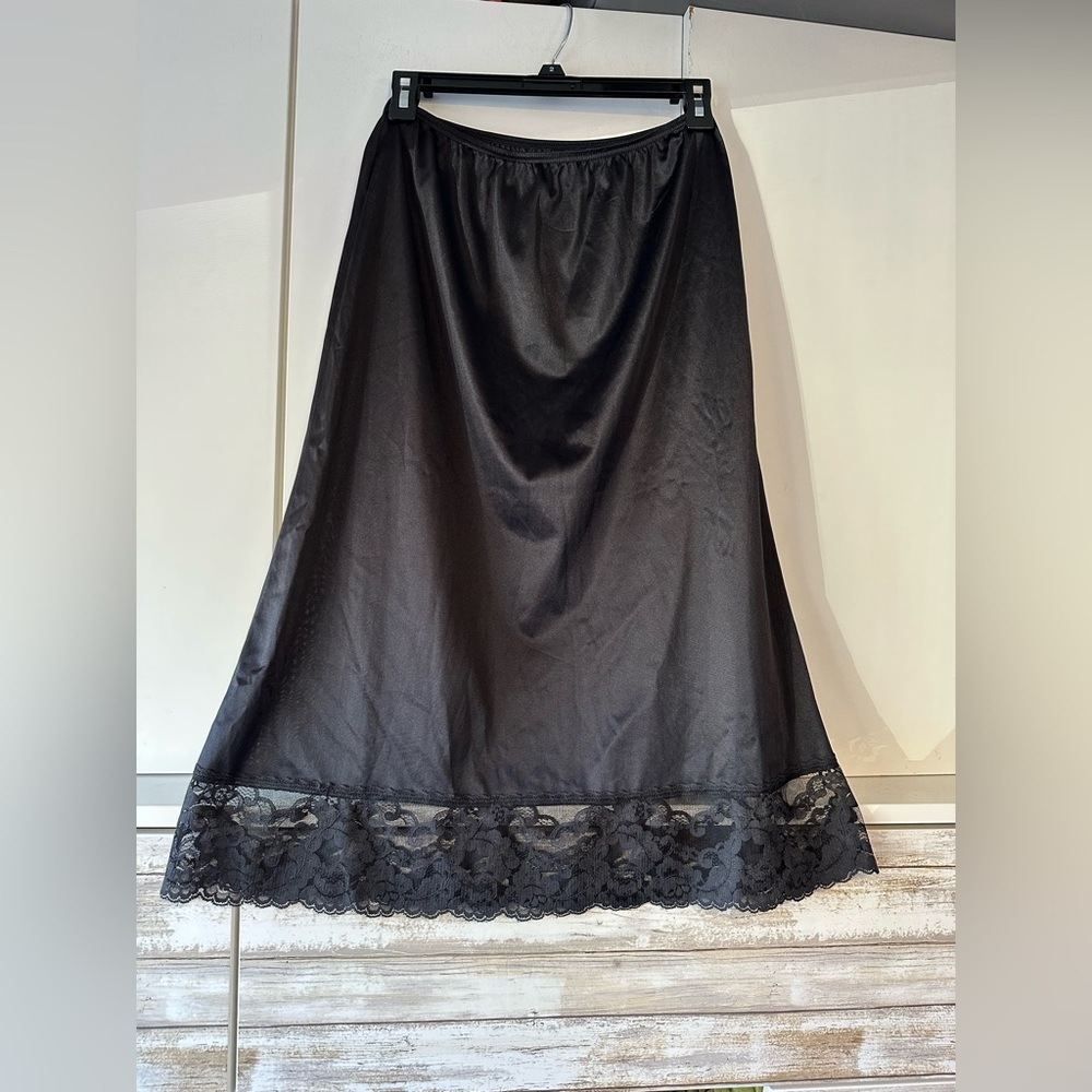 🖤 Vassarette Black Satin Half Slip Lace Hem Size 28” M/40 Vintage Lingerie